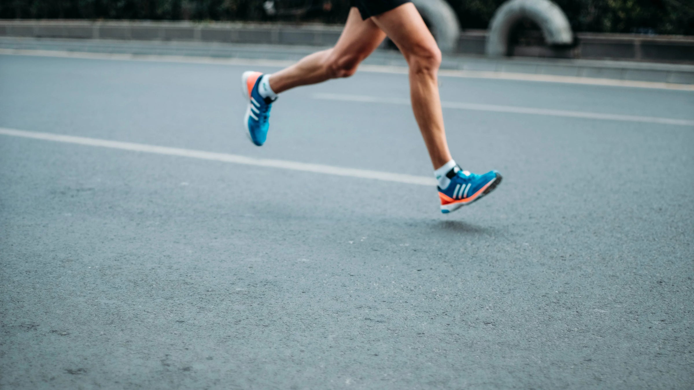 Un hombre runner de trail. y pies de atleta con calzado deportivo