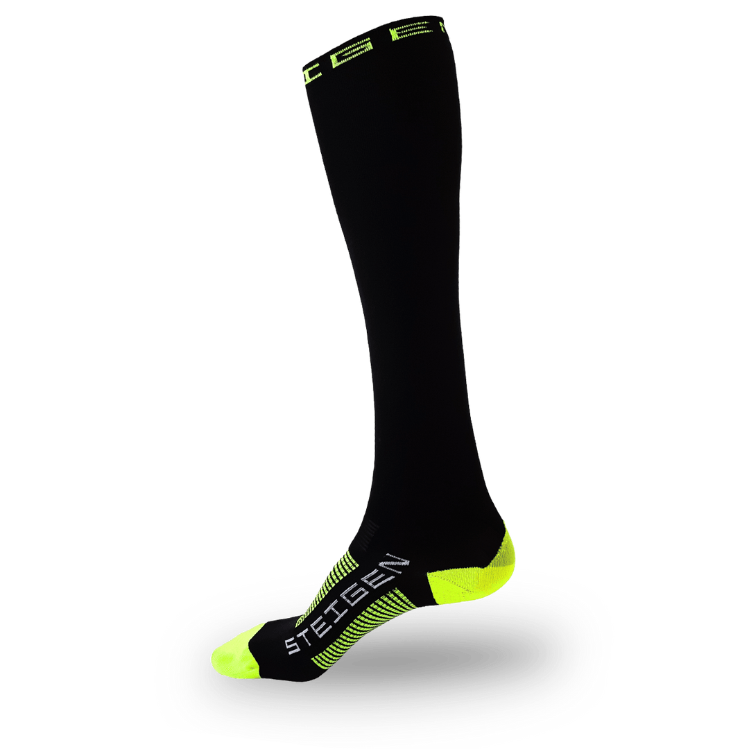 Steigen Running Socks Full Length in Black, side view